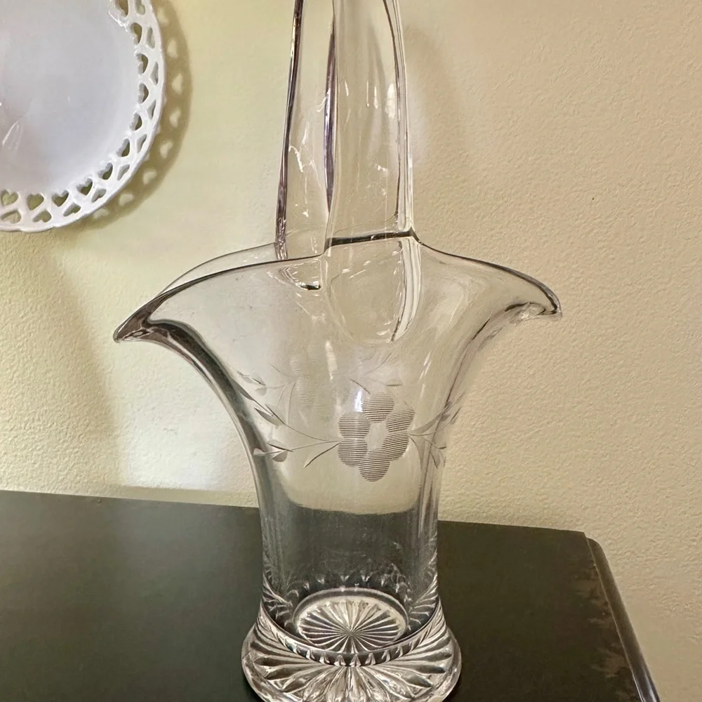 HEISEY GLASS BASKET VASE. CLEAR GLASS WITH ETCHED FLOWER & STEMS.